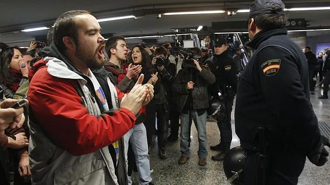 Protesta del movimiento «Yo no pago» en el vestíbulo de la estación de Metro de Tirso de Molina