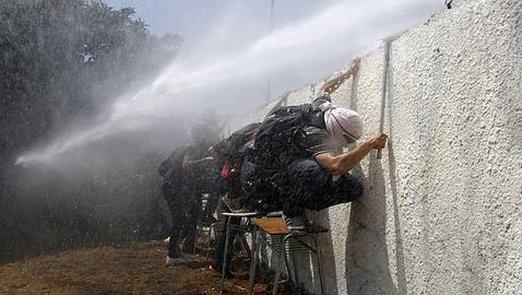 La policía lanza agua a los manifestantes