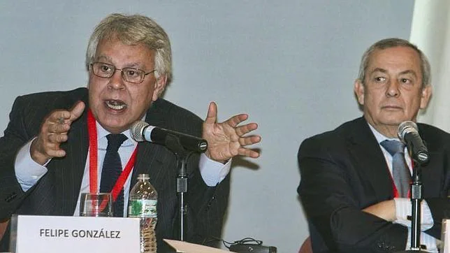 El expresidente Felipe Gonzlez, junto a Carlos Solchaga, durante un debate sobre economa celebrado en 2010 en la Universidad de Nueva Yokr