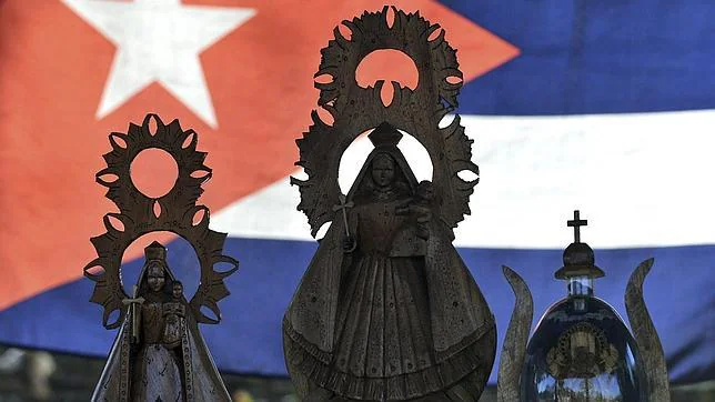 Imágenes de la Virgen de la Caridad del Cobre, patrona de Cuba, expuestas estos días para la venta en el poblado de El Cobre (Santiago de Cuba)