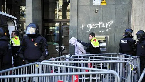 Los Mossos detienen a un joven encapuchado en Barcelona