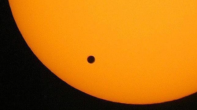 Venus paseará ante el Sol en una primavera con dos eclipses