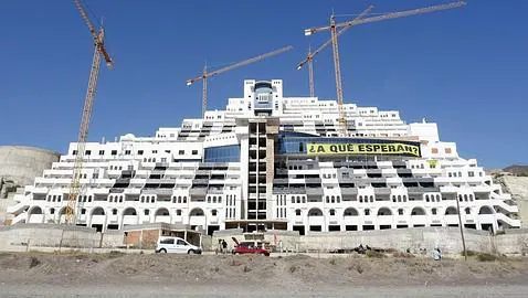 Fotografía del hotel construido en la playa de El Algarrobico