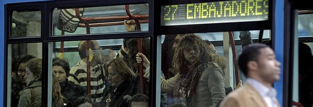 Viajeros cogen un autobús en Madrid