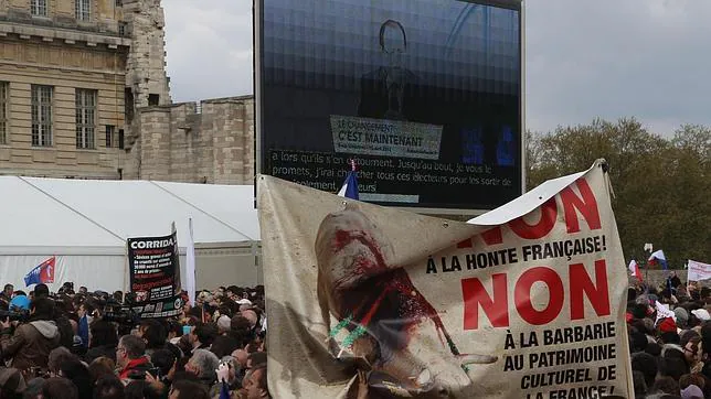 Los antitaurinos se «cuelan» en el mitin de Hollande