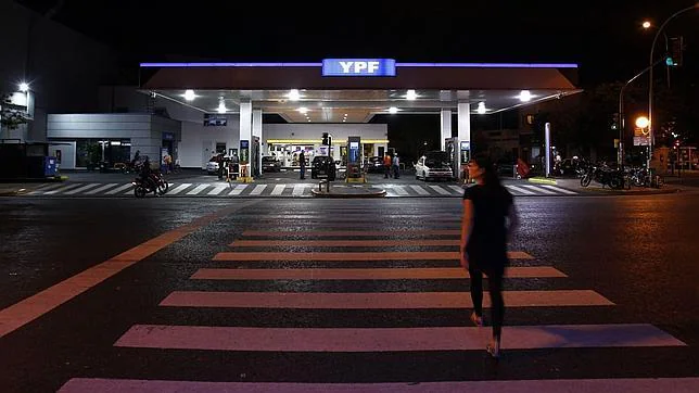 El saqueo de YPF recrudece la escasez de gasolina en Argentina