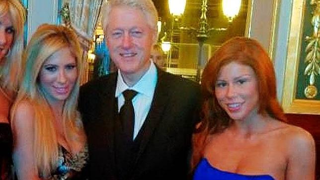Bill Clinton posa en Mónaco junto a tres actrices porno
