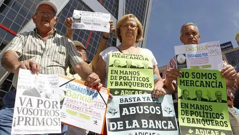 Cientos de ciudadanos se manifiestan en 30 ciudades de España contra el «engaños» de los banco