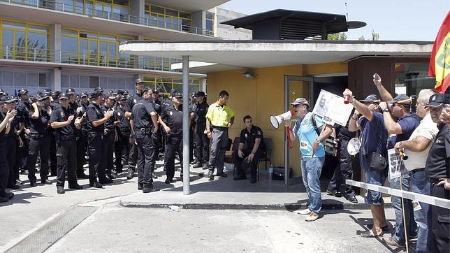 546 nuevos policías dan la espalda a sus superiores para aplaudir a los sindicatos