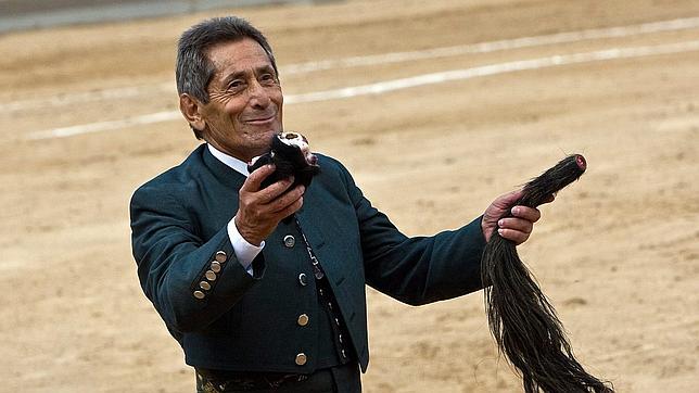 Andrés Vázquez, a sus 80 años, hace una faena de rabo a un victorino