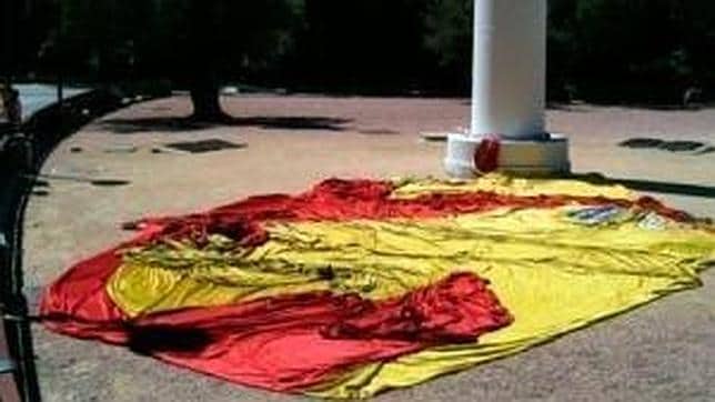 Se cae al suelo la bandera de Colón