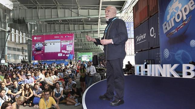 Paulo Coelho pide más flexibilidad para publicar libros gratis en internet