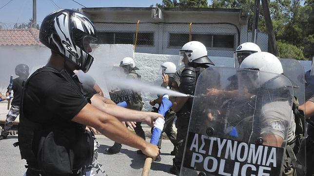 Enfrentamientos entre la Policía griega y radicales de extrema en Corinto
