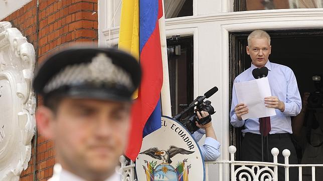 Assange cree que Suecia retirara los cargos y en un año podrá abandonar la embajada