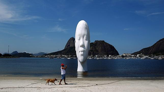 Jaume Plensa instala una enorme cabeza en la Bahía de Brasil