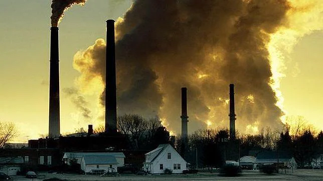 El humo de las chimeneas de las fábricas es una amenaza para la contaminación del aire