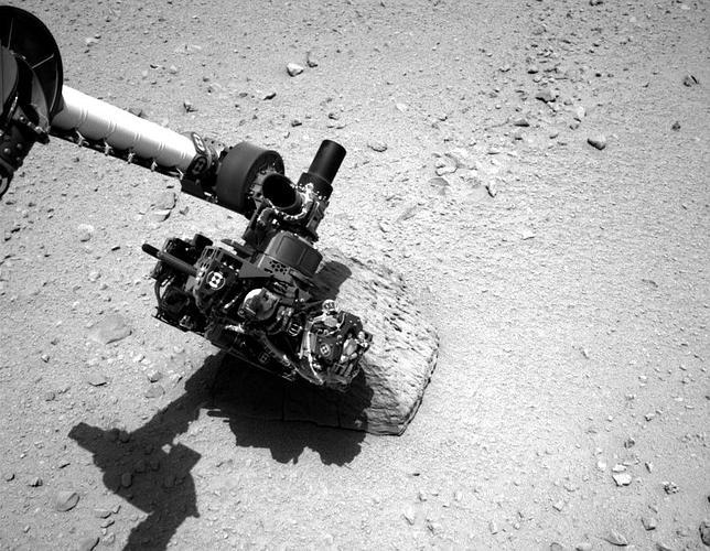 El Curiosity toca una roca marciana por primera vez