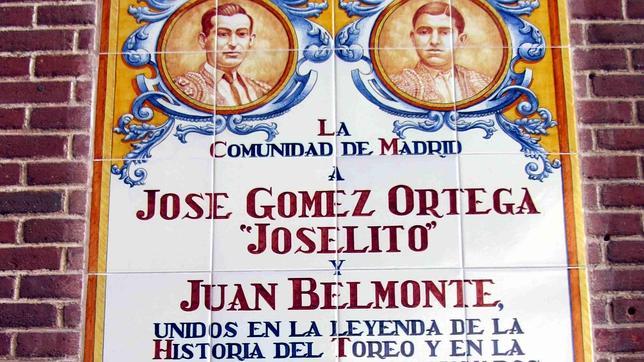 Un azulejo en Las Ventas en honor de Joselito y Belmonte