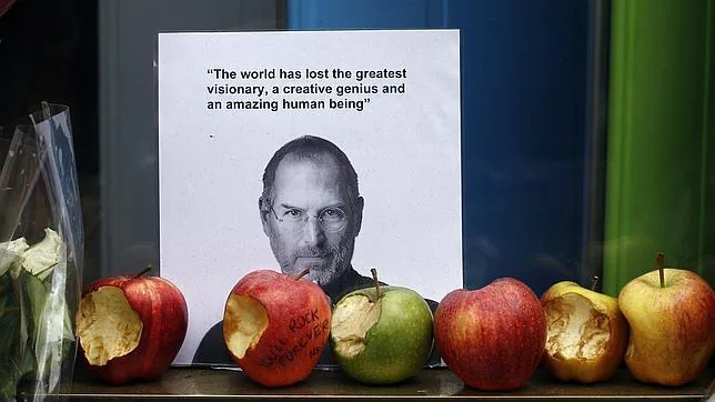 Steve Jobs un año después de su muerte detrás del éxito arrollador de la manzana