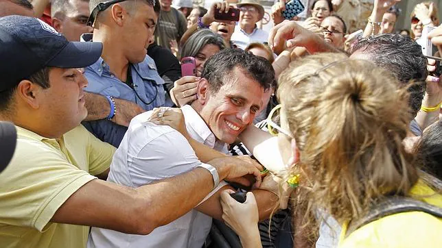 El primer sondeo a pie de urna da la victoria a Henrique Capriles