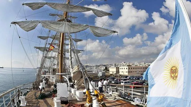 Argentina defiende a punta de fusil la fragata Libertad embargada en Ghana