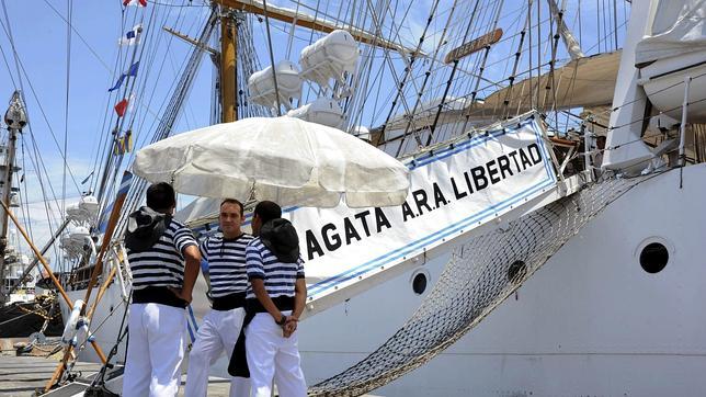 Kirchner obliga a la tripulación a abandonar su buque escuela en Ghana