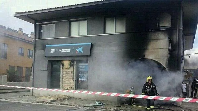 Un hombre prende fuego a una sucursal de Caixabank en Sotopalacios (Burgos)