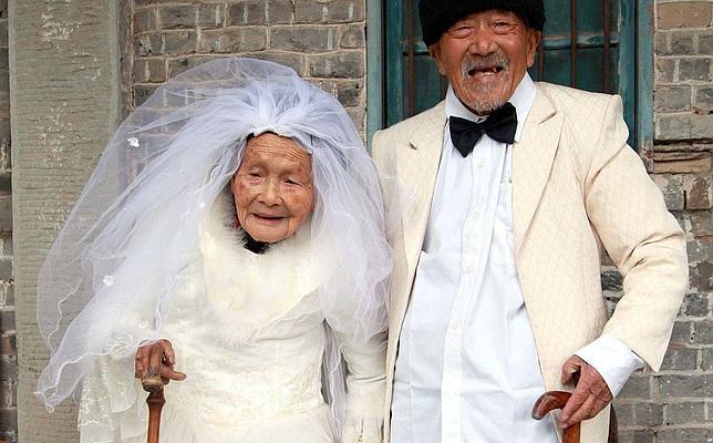 Se visten de boda con más de 100 años cada uno