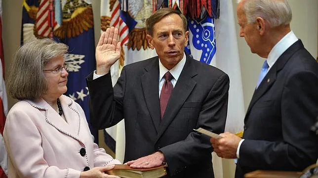 La tercera mujer implicada en el «caso Petraeus» es una amiga del matrimonio