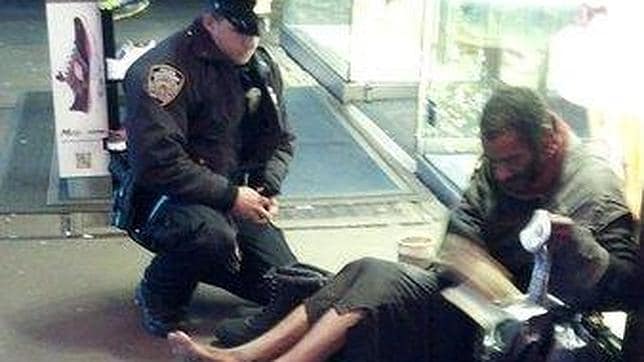 La fotografía de un policía regalando unas botas a un mendigo en EE.UU. revoluciona las redes sociales