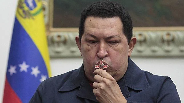Un vómito de sangre y dolores en el abdomen adelantaron el plan operatorio de Chávez