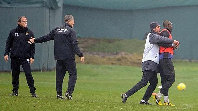Mancini y Balotelli se enfrentan en el entrenamiento del City