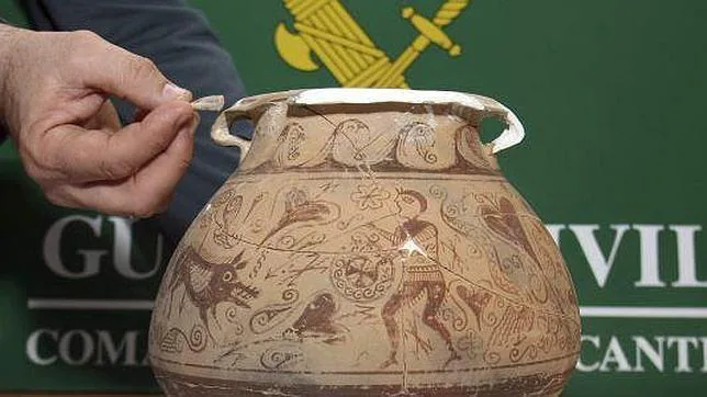 Recuperan un vaso «excepcional» del siglo II a.C. en un anticuario