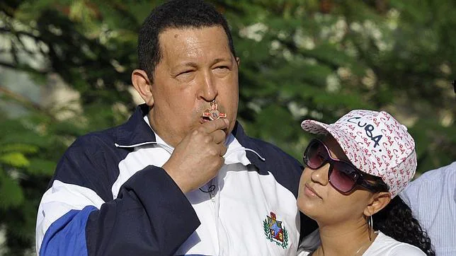 El hermano mayor de Hugo Chávez viaja a La Habana para despedirse de él