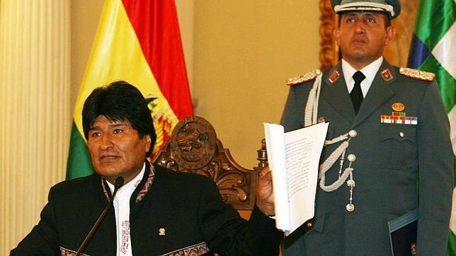 Las cámaras graban cómo un legislador ebrio viola a una mujer en Bolivia