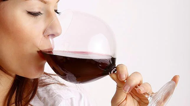 ¿Por qué se dice que es saludable tomar una copa de vino al día?