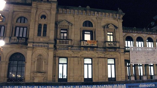 El Ayuntamiento de San Sebastián coloca la «senyera» en su balcón