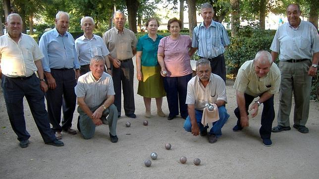 Grupo de jubilados jugando a la petanca en Toledo
