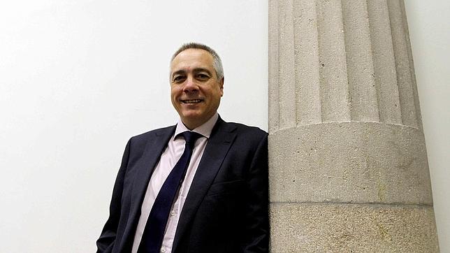 Pere Navarro va por libre y ahonda la brecha con el PSOE con su deslealtad al Rey