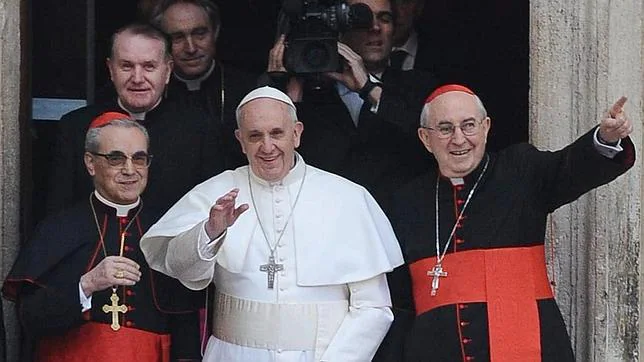 El Papa Francisco rompe moldes: va en microbús, recoge sus maletas y paga sus facturas