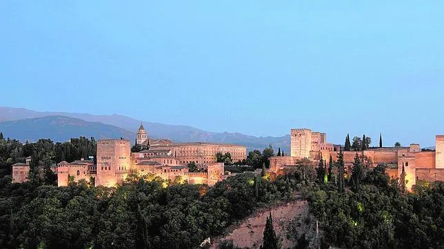 La Alhambra: esplendor árabe en el corazón de Granada