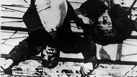 Los cadáveres de Mussolini y Clara Petacci, colgados en Milan
