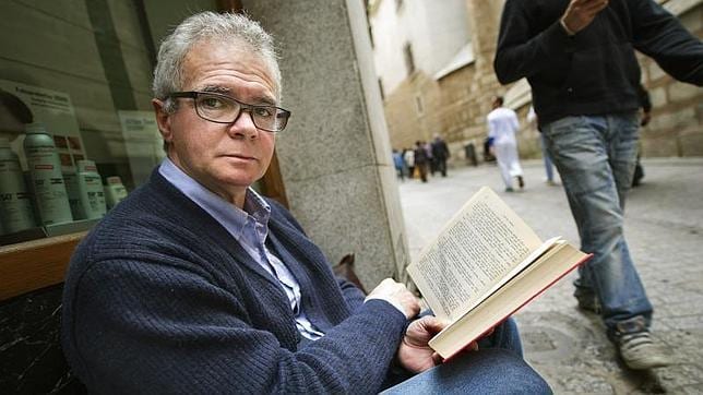 Un parado lleva cinco meses pidiendo mientras lee en una calle de Toledo
