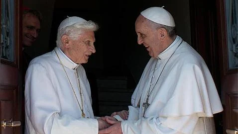 Benedicto XVI, junto al Papa Francisco / AFP