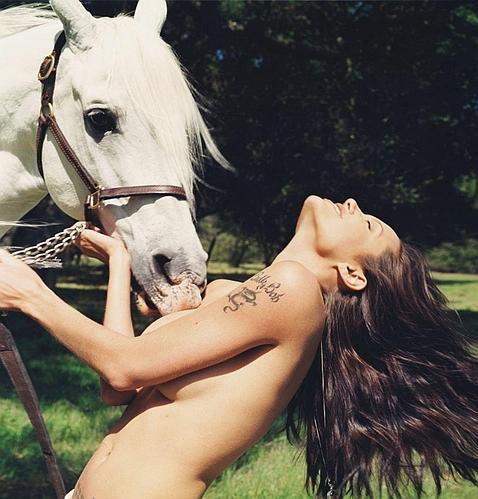 Subastada por 35.000 euros una foto en topless de Angelina Jolie