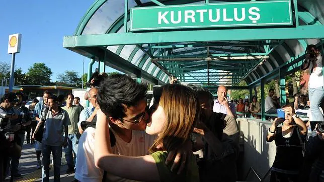 Islamistas turcos apuñalan a un joven durante una «protesta de besos»