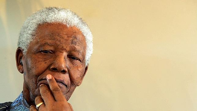 Mandela apenas habla ya y se comunica a través de las manos