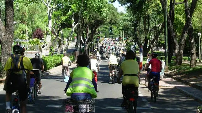 800 personas piden pedaleando un carril bici en Arturo Soria