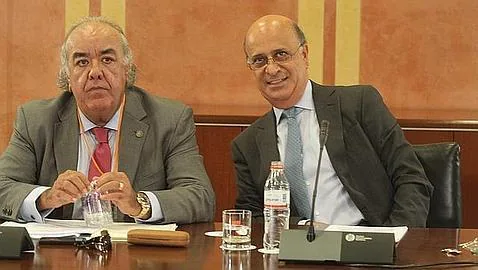 González Mata (derecha), durante su comparecencia ante la comisión de investigación de los ERE