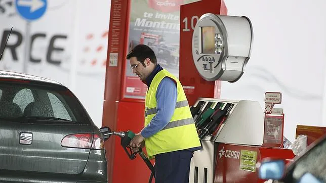 Las petroleras siguen «jugando» con el precio de la gasolina mediante el «efecto lunes»